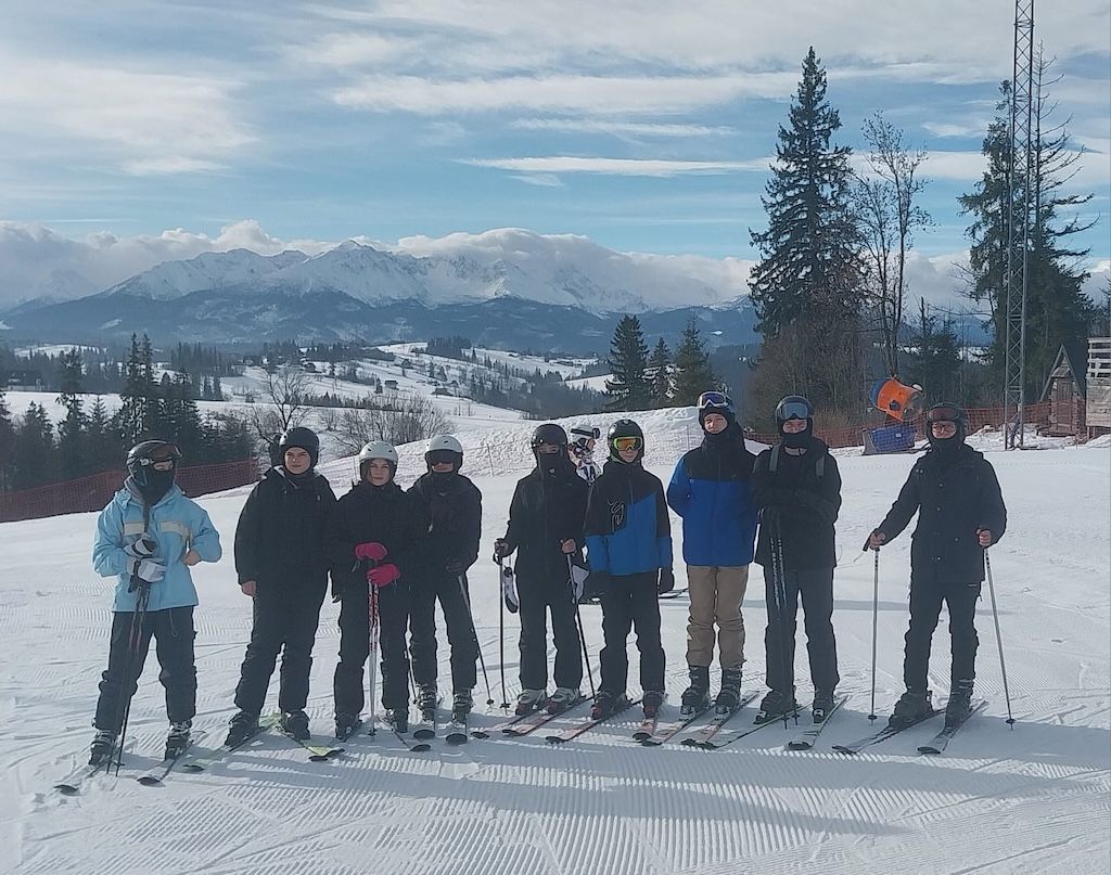 Dobrzejewice: Budowanie wspólnoty między dziećmi i młodzieżą na zimowisku