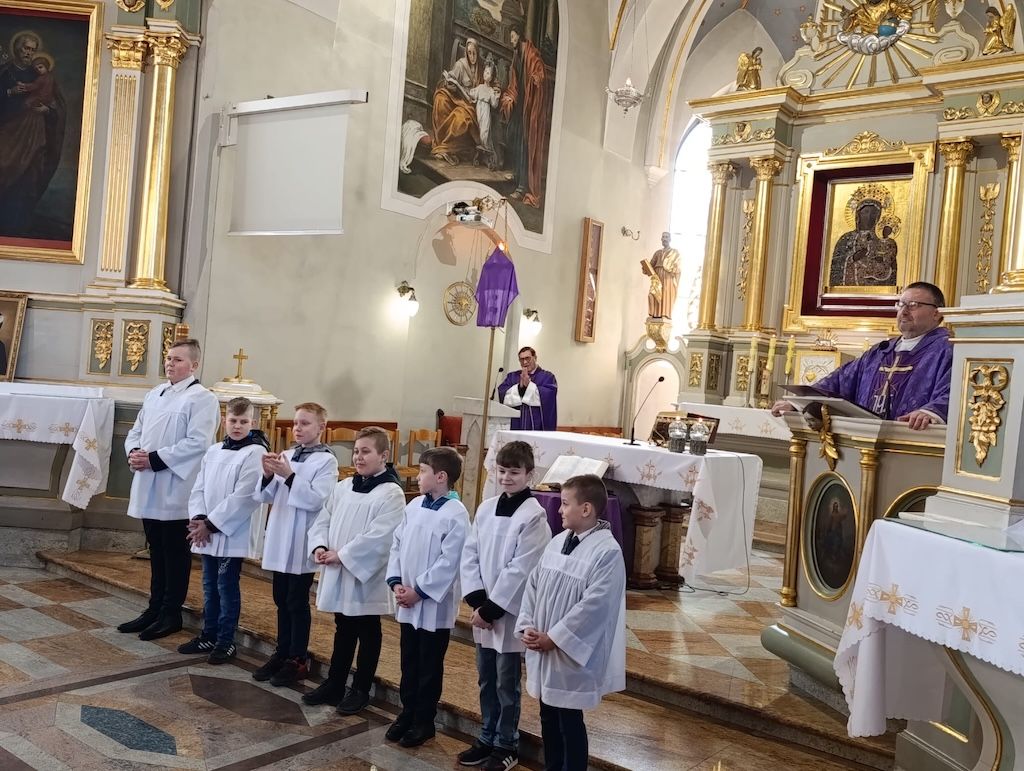 Siedmiu nowych ministrantów w parafii w Chełmnie nad Nerem