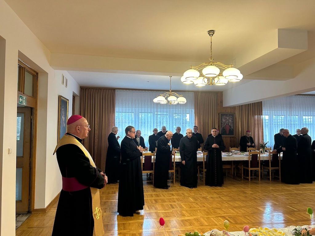 Biskup włocławski odwiedził księży seniorów w Wielką Sobotę