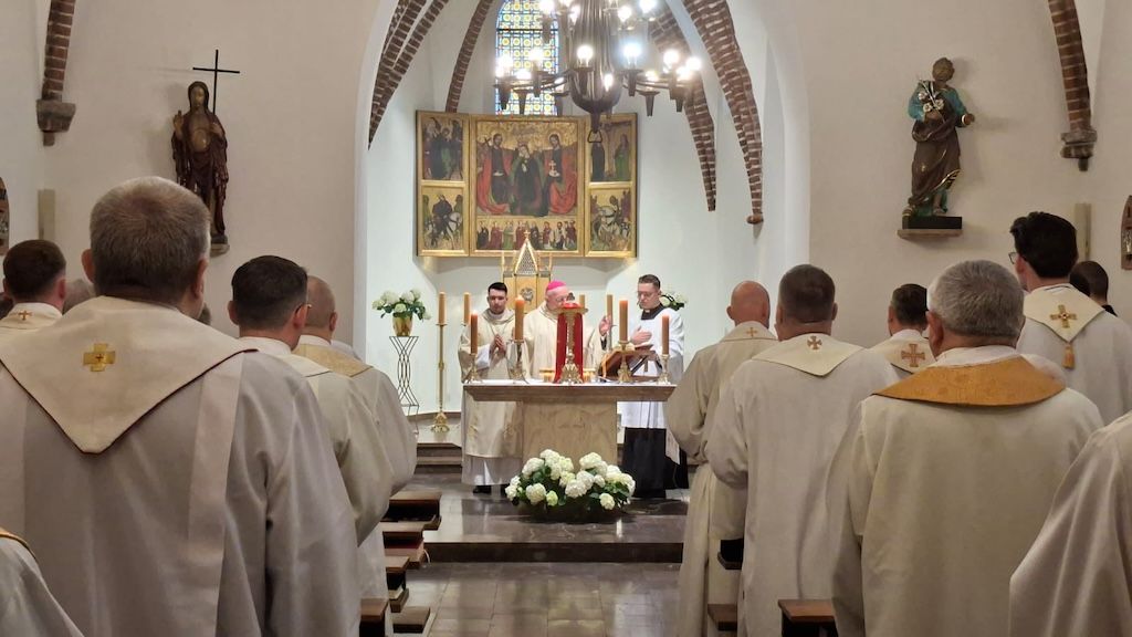 "Na paschalnej drodze". Trwają rekolekcje kapłańskie