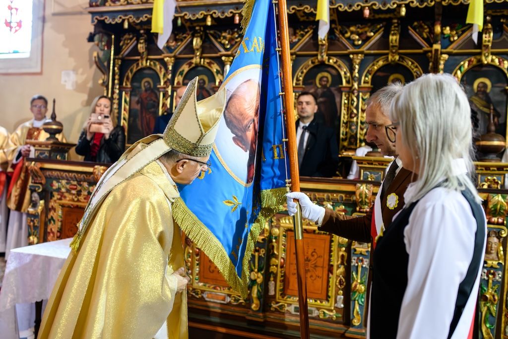 Szkoła w Nieszawie z imieniem św. Jana Pawła II. Uroczysta ceremonia i nowy sztandar