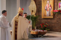 Włocławek: Poświęcenie ołtarza, ambony i stacji drogi krzyżowej w kaplicy bł. Stefana kard. Wyszyńskiego