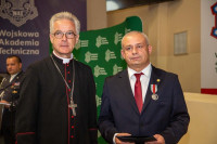 Warszawa: ks. J. Przybyłowski i G. Sztandera odznaczeni medalami