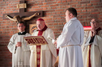 Włocławek: Poświęcenie ołtarza, ambony i stacji drogi krzyżowej w kaplicy bł. Stefana kard. Wyszyńskiego