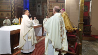 Wigilia Paschalna: bp Mering w drzwiach katedry pobłogosławił miastu i diecezji
