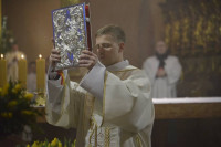 Bp Mering podczas Mszy Wigilii Paschalnej: Chrystus zabiega o nasze serca
