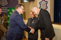 Warszawa: ks. J. Przybyłowski i G. Sztandera odznaczeni medalami