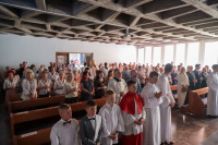 Włocławek: Poświęcenie ołtarza, ambony i stacji drogi krzyżowej w kaplicy bł. Stefana kard. Wyszyńskiego