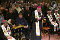 Bp Wętkowski podczas Apelu Jasnogórskiego: Maryjo bądź Matką naszych ziemskich dróg