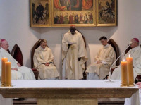 Kard. Sarah do alumnów: niech wasze życie budują trzy filary: krzyż, Eucharystia i Maryja