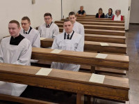 Kard. Sarah do alumnów: niech wasze życie budują trzy filary: krzyż, Eucharystia i Maryja