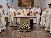 Kard. Sarah do alumnów: niech wasze życie budują trzy filary: krzyż, Eucharystia i Maryja