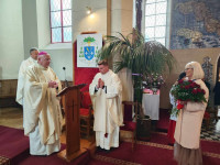 Chodecz: bp Wętkowski poświęcił sztandar szkoły