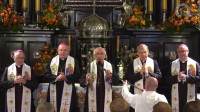Bp Wętkowski podczas Apelu Jasnogórskiego: Maryjo bądź Matką naszych ziemskich dróg