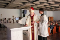 Włocławek: Poświęcenie ołtarza, ambony i stacji drogi krzyżowej w kaplicy bł. Stefana kard. Wyszyńskiego
