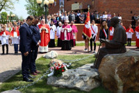 Malanów: bp Gębicki poświęcił pomnik św. Jana Pawła II