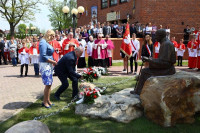 Malanów: bp Gębicki poświęcił pomnik św. Jana Pawła II