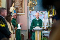 Wąsosze: Biskup Polowy WP poświęcił tablicę Kapelanów Katyńskich