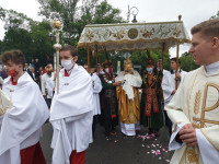 Bp Mering: powinniśmy drżeć ze szczęścia, że Bóg przychodzi do nas w Eucharystii