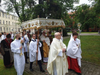 Bp Mering: powinniśmy drżeć ze szczęścia, że Bóg przychodzi do nas w Eucharystii