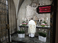 Bp Mering: powinniśmy drżeć ze szczęścia, że Bóg przychodzi do nas w Eucharystii