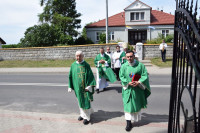 Działyń: bp Mering poświęcił kapsułę czasu umieszczoną w wieży kościoła