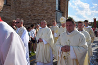 Spycimierz: Biskup Włocławski poprowadził procesję eucharystyczna po kwietnych dywanach