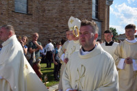 Spycimierz: Biskup Włocławski poprowadził procesję eucharystyczna po kwietnych dywanach