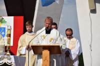 Spycimierz: Biskup Włocławski poprowadził procesję eucharystyczna po kwietnych dywanach