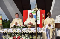 Spycimierz: Biskup Włocławski poprowadził procesję eucharystyczna po kwietnych dywanach