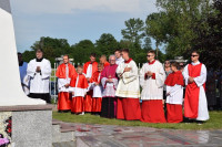 Spycimierz: Biskup Włocławski poprowadził procesję eucharystyczna po kwietnych dywanach