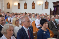 Działyń: bp Mering poświęcił kapsułę czasu umieszczoną w wieży kościoła