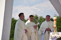 Spycimierz: Biskup Włocławski poprowadził procesję eucharystyczna po kwietnych dywanach