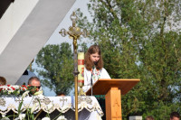 Spycimierz: Biskup Włocławski poprowadził procesję eucharystyczna po kwietnych dywanach
