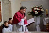 Kościelna Wieś: bp Mering poświęcił nowy ołtarz