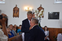 Działyń: bp Mering poświęcił kapsułę czasu umieszczoną w wieży kościoła
