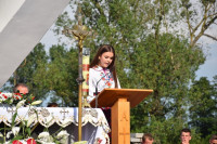 Spycimierz: Biskup Włocławski poprowadził procesję eucharystyczna po kwietnych dywanach