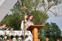 Spycimierz: Biskup Włocławski poprowadził procesję eucharystyczna po kwietnych dywanach