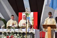 Spycimierz: Biskup Włocławski poprowadził procesję eucharystyczna po kwietnych dywanach
