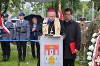 Włocławek: Biskup Diecezjalny poświęcił Pomnik Cichociemnych Spadochroniarzy AK