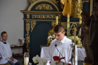 Działyń: bp Mering poświęcił kapsułę czasu umieszczoną w wieży kościoła