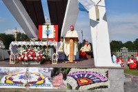 Spycimierz: Biskup Włocławski poprowadził procesję eucharystyczna po kwietnych dywanach