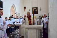 Kościelna Wieś: bp Mering poświęcił nowy ołtarz