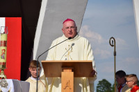 Spycimierz: Biskup Włocławski poprowadził procesję eucharystyczna po kwietnych dywanach