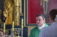 Działyń: bp Mering poświęcił kapsułę czasu umieszczoną w wieży kościoła
