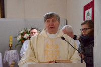 Kościelna Wieś: bp Mering poświęcił nowy ołtarz