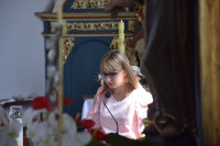 Działyń: bp Mering poświęcił kapsułę czasu umieszczoną w wieży kościoła