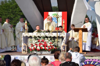 Spycimierz: Biskup Włocławski poprowadził procesję eucharystyczna po kwietnych dywanach
