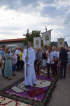 Spycimierz: Biskup Włocławski poprowadził procesję eucharystyczna po kwietnych dywanach