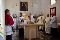Kościelna Wieś: bp Mering poświęcił nowy ołtarz